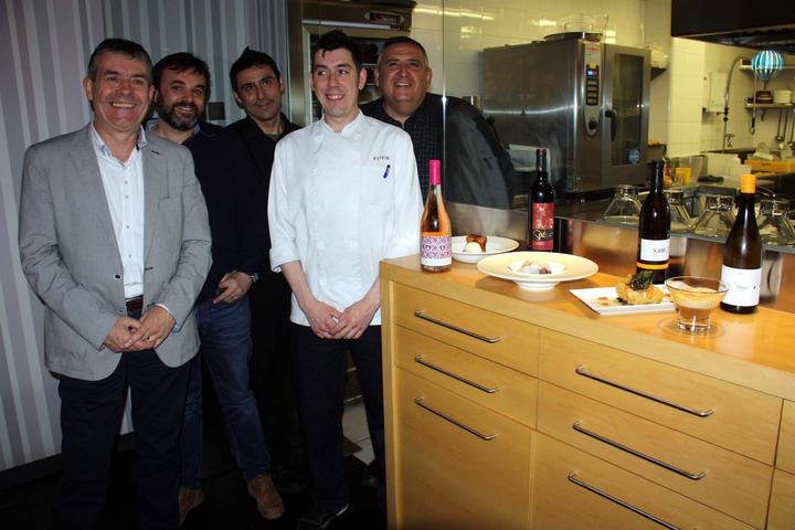 Foto de grup del director del Museu de Lleida, Josep Giralt, acompanyat del xef Esteve Cantos i el crític gastronòmic Rafa Gimena, al costat dels plats per a les 6es Nits Gastronòmiques de museu, el 28 d'abril de 2016. (Horitzontal)