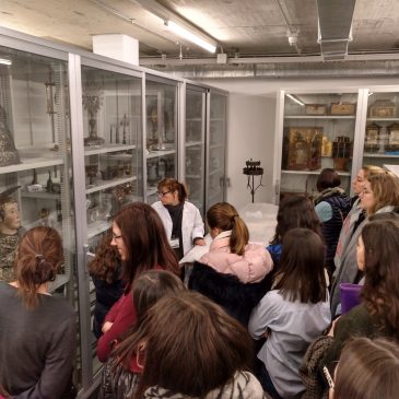 Visita d’alumnes de la UdL al taller de restauració i reserves del MLL